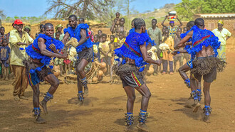 Burkina Faso – Danzatori durante il Festival delle Maschere di Foglie nella regione di Houndé 