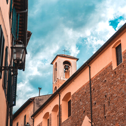 Durante a era medieval, Florença enfrentou guerras contra quase todas as cidades litorâneas da Toscana, Itália
