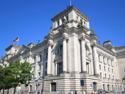 The timeless architecture of the Reichstag Building in Berlin, Germany, reflecting how memorable architecture becomes a powerful navigational anchor