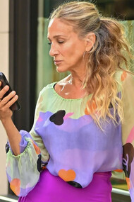 Carrie Bradshaw, antes amada e identificável, passou por mudanças que a afastaram dos telespectadores ao longo de Sex and the City.  Sarah Jessica Parker nas gravações de "And Just Like That" em Nova York, nos Estados Unidos. Foto de: James Devaney/GC Images 