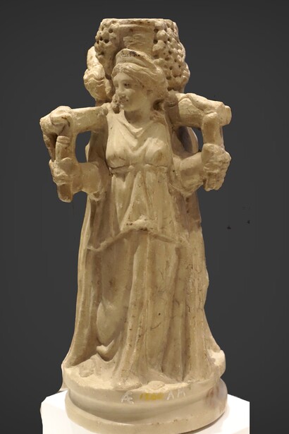La sua figura trimorfa rappresenta la giovinezza, la maternità e la saggezza dell’età matura. Statuetta di Ecate, in marmo, dalla collezione Venuti, I secolo d.C.,  Museo dell'Accademia Etrusca e della città di Cortona, Italia