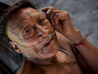 Raya, un hombre nahua. Más de la mitad de su pueblo fueron eliminados después de que sus tierras fueron invadidas por las compañías petroleras y los madereros. © Johan Wildhagen