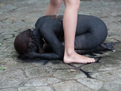 Regina José Galindo en una de sus «performances»