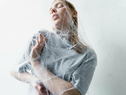 A mulher luta contra as teias que envolvem seu corpo e rosto. Talvez viver seja exatamente isso: respirar enquanto tentamos, pacientemente, desfazer os próprios emaranhados