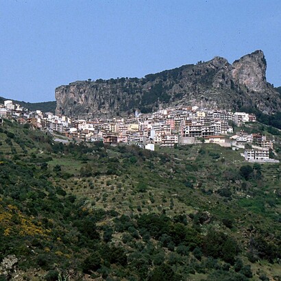 L'entroterra sardo è caratterizzato da colline, montagne e vaste aree verdi. In Foto Ulassai, Sardegna, Italia