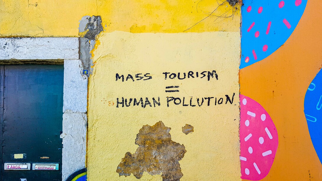 Il turismo di massa può trasformare le località più attrattive in luoghi congestionati, sottoponendo ambiente, patrimonio e comunità locali a una pressione difficilmente sostenibile