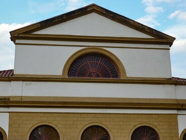 A Casa França-Brasil nasceu do desejo de D. João VI de modernizar a capital do Reino Unido de Portugal, Brasil e Algarves. Em 1816, a Missão Artística Francesa chegou ao Rio trazendo artistas e arquitetos que introduziriam o estilo neoclássico. Entre eles estava Grandjean de Montigny, responsável pelo projeto da futura Praça de Comércio

