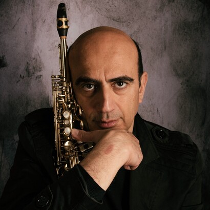Max Fuschetto è considerato una figura di riferimento nel panorama della musica di ricerca italiana, grazie a una poetica sonora aperta al dialogo tra tradizione e innovazione