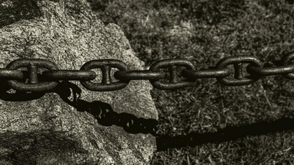 Imágenes que provocan rechazo, indignación, impotencia... hasta que aparece un justiciero que en breves segundos, gracias a su fotogénica musculatura, a su pistola, o a su dominio de las artes marciales 