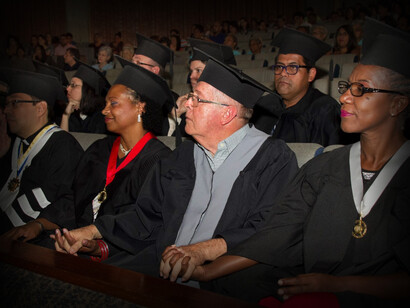 El padre Jean Pierre Wyssenbach (centro) junto a otros laureados en un acto de la Universidad Católica Andrés Bello (UCAB), 5 de abril de 2016, Caracas, Venezuela