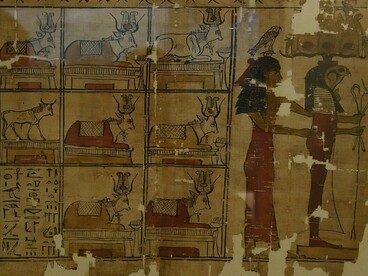 Cenas religiosas ocupam diferentes compartimentos de um antigo papiro egípcio, onde figuras humanas e divindades são acompanhadas por inscrições. Mesmo fragmentado pelo tempo, o suporte conserva a memória de uma cultura que encontrou na escrita uma forma de preservar suas histórias e crenças