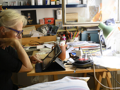 Per fortuna che in questo piccolo tavolo bianco c'è anche un piccolo iPad e al limite del tavolo, scrivo, foto Valeria Nonni