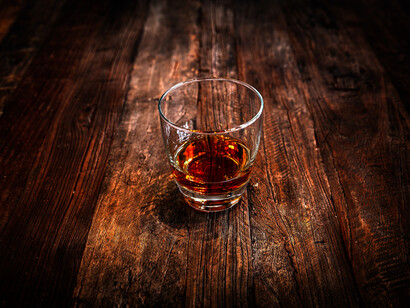 Chupito de whisky sobre una mesa de madera