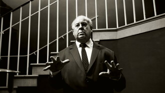 Hitchcock realizava um cinema feito para ser apreciado por diferentes públicos, algo que tivesse contato com todas as tribos. Ainda que fossem filmes muito sofisticados, ele não buscava criar obras difíceis de serem compreendidas ou que mudassem a maneira de pensar do público. Era apenas entretenimento, um muito bem polido e bem cuidado, mas ainda assim puro entretenimento. Hitchcock dizia que enquanto outros filmes eram pedaços de vida, os seus eram pedaços de bolo