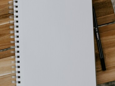 Scrivere in questo diario diventa un piccolo gesto di resistenza, un modo per non perdere se stessi mentre il mondo intorno si trasforma