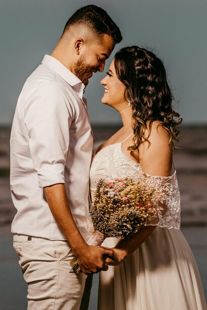 Casal recém-casado.  Um dos mais escolhidos e que confundem muitas pessoas é o famigerado “black tie”, que muitas das vezes é visto como uma restrição de cor, mas é importante de perceber que nesse caso se refere a um traje formal. Que basicamente se traduz em modelagem mais estruturado, muita alfaiataria e tecidos de caimento mais elegante, trazendo esse elemento mais formal e glamouroso ao visual. Joias mais minimalistas e comprimentos longos são preferíveis, além disso, tome cuidado com as estampas já que nem tudo pode trazer o toque um pouco mais sério que esse tema traz