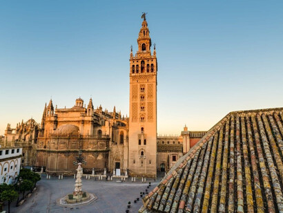 La Giralda de Sevilla no solo es un ejemplo sobresaliente de arquitectura histórica, sino que también desempeña un papel central en la cultura y el turismo de la ciudad