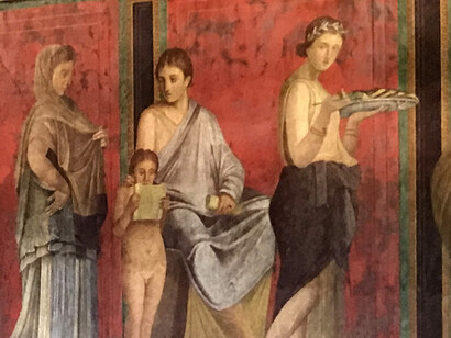 Detalle de fresco, Villa de los Misterios. Domina observa, un niño lee el ritual dionisiaco ante dos damas, una joven lleva ofrendas en una bandeja. Pompeya, Campania, Italia. Colección Jorge M. González
