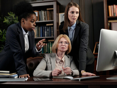 Asesoras políticas trabajando en la computadora