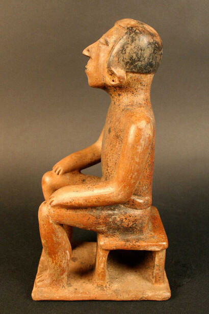 Figura silbato antropomorfa

Materiales: Cerámica

Desarrollos Regionales 500 a.C.- 500 d.C.

Medidas: 215mm x 110mm x 110mm