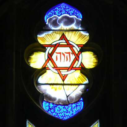 O sincretismo entre Yahweh e o deus cananeu El é apontado por estudiosos como parte da evolução da teologia israelita, refletindo a fusão de culturas. Vitral, tetragrama, Catedral de Winchester, YHWH, Jeová