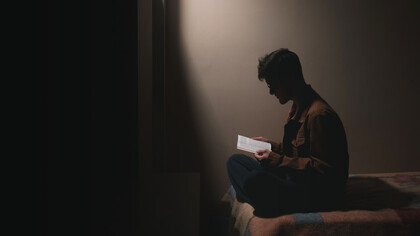 Leitura atenta no quarto antes de dormir após um dia de trabalho 