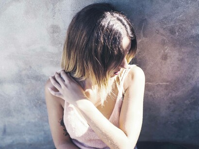Donna vittima di violenza: "Sappiamo, ahimè, quanto sia difficile per una donna andare a denunciare i maltrattamenti e le violenze subite, c’è una sorta di pudore, quasi di vergogna come se si vivesse la colpa di una corresponsabilità dell’atto"