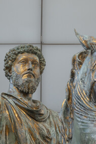 Estátua original do imperador Marco Aurélio, anteriormente na praça Campidoglio no Monte Capitolino em Roma (agora substituída por uma cópia) no Museu Capitolino