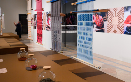 The colours of the Earth. Modern textile art in Mexico, exhibition view. Courtesy of Weltmuseum Wien