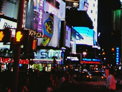 Rua repleta de outdoors e propagandas diversas. Além disso, a IA trabalha com base em dados históricos e padrões estatísticos  o que significa que, para negócios inovadores, lançamentos de produto ou públicos não convencionais, os resultados podem não ser tão satisfatórios sem ajustes manuais
