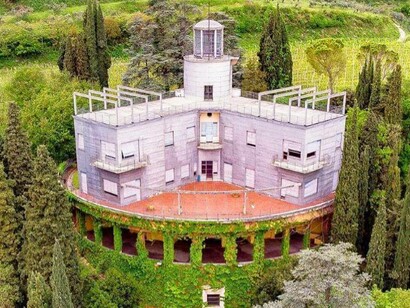 Villa Girasole è espressione della corrente futurista incentrata sul concetto di movimento e della tecnologia del tempo