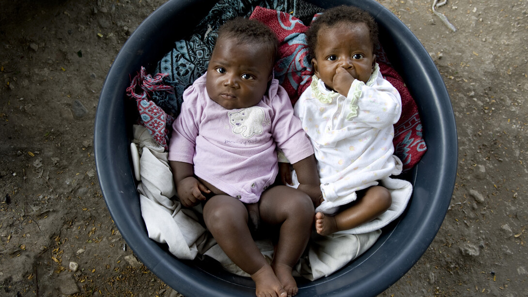 Dos niños haitianos, aún ausentes al drama que vive su país
