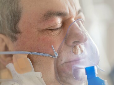 Alguns chegam andando. Outros chegam carregados. Alguns falam. Outros só olham. Há os que respiram rápido demais, como se estivessem se afogando em ar. Há os que respiram devagar demais, como se estivessem cansados de tentar