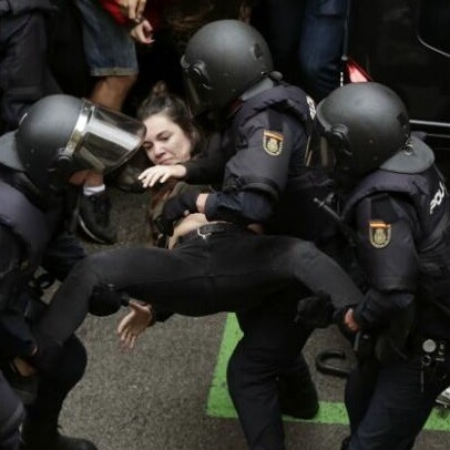 Actuación policial durante la jornada del referéndum por la independencia en Cataluña