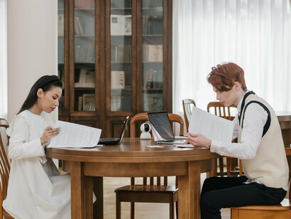Estudantes compartilham conhecimento em um ambiente de aprendizagem colaborativa. A formação acadêmica continua sendo um dos pilares da Belas Artes, agora conectada a novas linguagens, tecnologias e demandas do mercado criativo