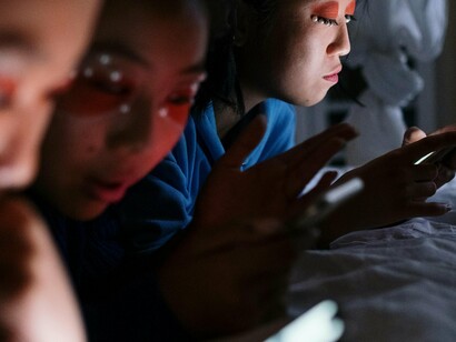 A diferença nos impactos entre gerações também se explica pelo tempo e intensidade de uso. Enquanto adolescentes podem passar horas diante de telas consumindo conteúdos rápidos e repetitivos, os idosos, em geral, se dedicam a períodos mais curtos, com atividades de maior significado. Isso evita a sobrecarga mental, comum nos jovens, e potencializa os efeitos positivos do contato digital. Ao privilegiar qualidade em vez de quantidade, os mais velhos extraem da tecnologia aquilo que de fato acrescenta valor à sua rotina e ao seu bem-estar

