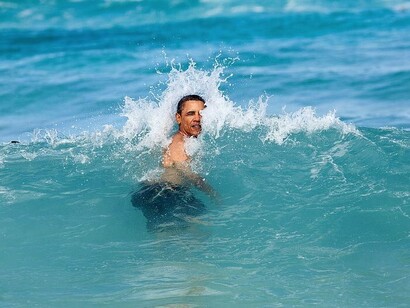 Pete Souza. Barack Obama bañándose en el mar