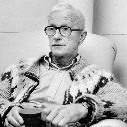 Max Delbrück (1906-1981), physicien et biologiste allemand, a démontré que les gènes sont porteurs de l'information génétique. Son travail a inspiré Monod, qui a approfondi la compréhension de la relation entre ADN et protéines