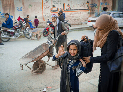 Une scène du quotidien dans un quartier populaire. La pauvreté n’est pas une fatalité : derrière chaque regard, il y a la résilience, la volonté et le droit à une vie meilleure