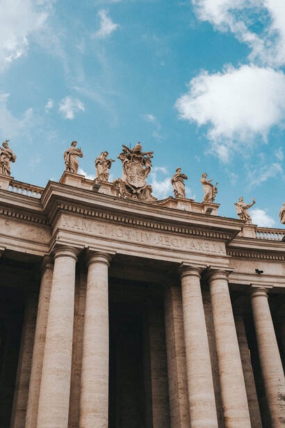 A Basílica de São Pedro, na cidade-estado do Vaticano, Itália, contém mais de 40 estátuas, 25 monumentos, 24 altares e 8 capelas