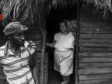 Con la caída del Muro de Berlín, el mundo cambió para siempre y el campo socialista se derrumbó. El PIB cubano se contrajo nada menos que en un 35% y la isla vivió lo que se denominó “Período especial en tiempo de paz”