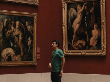 Aunque al principio la escena parece monótona, nota que cada figura posee detalles y tonalidades distintas