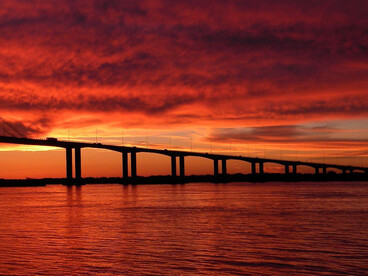 Vista al puente Chaco-Corrientes al atardecer