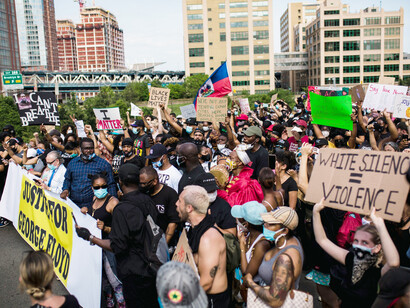 Los movimientos sociales contemporáneos van más allá de simples protestas, cuestionando profundamente el orden político y económico establecido. Justicia por George Floyd, movimiento Black Lives Matter, Estados Unidos