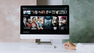 Tela de computador em site de streaming de filmes e séries