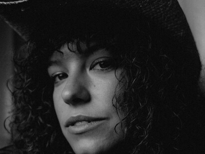 Mulher com chapéu de cowboy. Desde o início do século XX, as histórias dos heróis e a conquista do oeste americano foram contadas através dos filmes