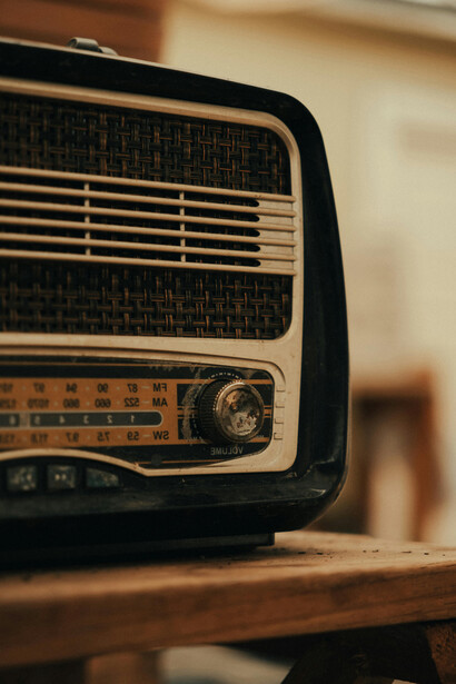 A modern vintage-style radio adds a touch of retro nostalgia to the café atmosphere