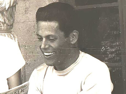 Jacques Monod au symposium de Cold Spring Harbor, feuilletant un numéro du New Yorker © Archives NCBS, CC BY-SA 4.0