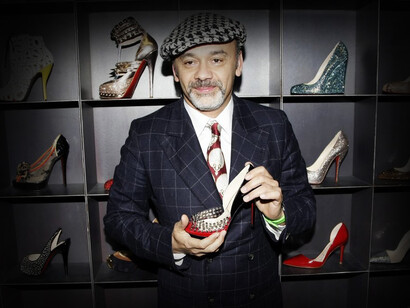 Christian Louboutin: los zapatos de dama de taco alto poseen suelas pintadas con laca de color rojo que se han convertido en rasgo distintivo de la marca que lleva su nombre