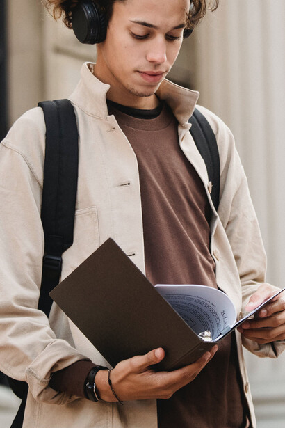 Jovem professor de filosofia analisa currículo da disciplina